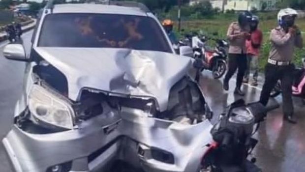 Mobil ringsek adu banteng dengan motor