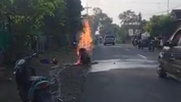 motor terbakar di jombang