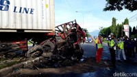 Seorang saksi bernama Suparno mengatakan kecelakaan yang melibatkan truk trailer pengangkut kontainer L 8014 UJ dan truk trailer boks rokok, AG 8842 AH itu terjadi sekitar pukul 04.30 WIB, pas selesai azan subuh.
