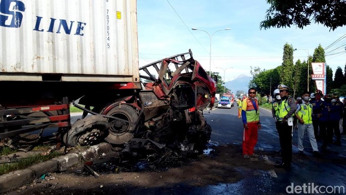 Dua truk trailer bertabrakan di Jalan Solo-Semarang, tepatnya sebelah timur SPBU Teras, Boyolali. Saksi mata menyebut 2 orang tewas akibat kecelakaan maut itu.
