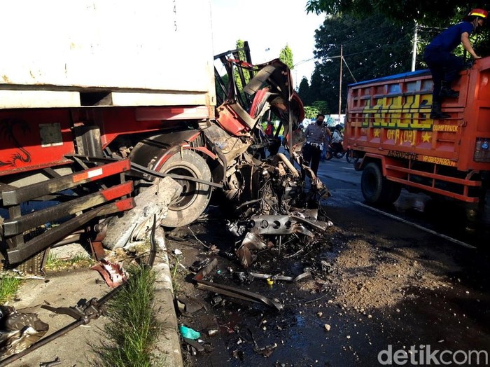 Dua truk trailer bertabrakan di Jalan Solo-Semarang, tepatnya sebelah timur SPBU Teras, Boyolali. Saksi mata menyebut 2 orang tewas akibat kecelakaan maut itu.