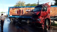Kepala atau kabin truk trailer kontainer ditabrak truk yang dari arah barat. Kecelakaan ini pun berakibat fatal. Kabin truk kontainer ringsek dan terlepas.