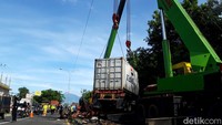 Kedua kendaraan yang terlibat kecelakaan saat ini belum dievakuasi. Kondisi lalu lintas di sekitar lokasi kejadian pun tersendat. Tampak petugas Satlantas Polres Boyolali mengatur lalu lintas agar tidak terjadi kemacetan. Sementara Kendaraan kecil dan sepeda motor dialihkan ke jalan-jalan kampung.