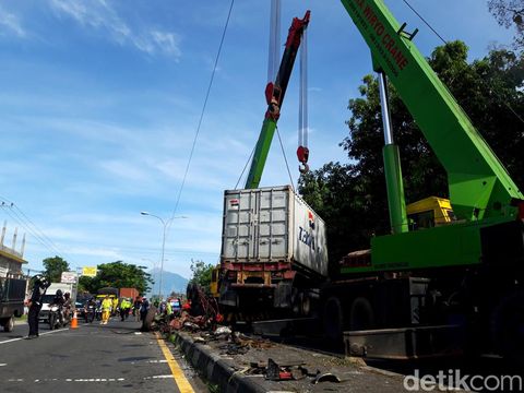Dua truk trailer bertabrakan di Jalan Solo-Semarang, tepatnya sebelah timur SPBU Teras, Boyolali. Saksi mata menyebut 2 orang tewas akibat kecelakaan maut itu.