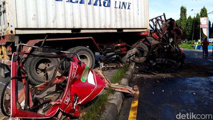 Dua truk trailer bertabrakan di Jalan Solo-Semarang, tepatnya sebelah timur SPBU Teras, Boyolali. Saksi mata menyebut 2 orang tewas akibat kecelakaan maut itu.