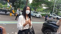 Nirina Zubir siap menjadi saksi dari kasus mafia tanah yang diduga menggelapkan 6 aset almarhumah sang bunda. Foto: Ahsan/detikHOT