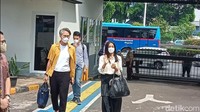 Nirina Zubir tiba di Pengadilan Negeri Jakarta Barat didampingi Ernest, sang suami dan kuasa hukumnya pada Selasa (17/5/2022). Foto: Ahsan/detikHOT
