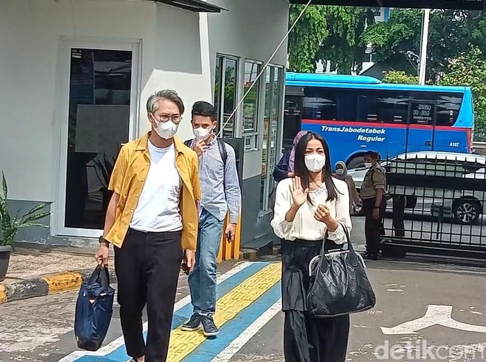 Nirina Zubir Nirina Zubir hadiri sidang mafia tanah di Pengadilan Negeri Jakarta Barat.
