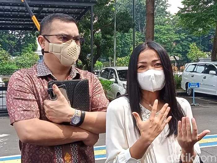 Nirina Zubir Nirina Zubir hadiri sidang mafia tanah di Pengadilan Negeri Jakarta Barat.