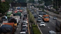 Arus lalu lintas di kawasan itu terpantau macet dari JPO Kampung Rambutan, Jakarta Timur, Selasa (17/5/2022) pada pukul 10.00 WIB.