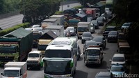 Usai libur panjang, arus lalu lintas di Tol JORR arah Jakarta terpantau padat oleh kendaraan. Kemacetan disebabkan menumpuknya volume kendaraan.