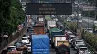Baik perkantoran milik pemerintah maupun swasta juga sudah mulai kembali memberlakukan kebijakan work from office (WFO) 100 persen.