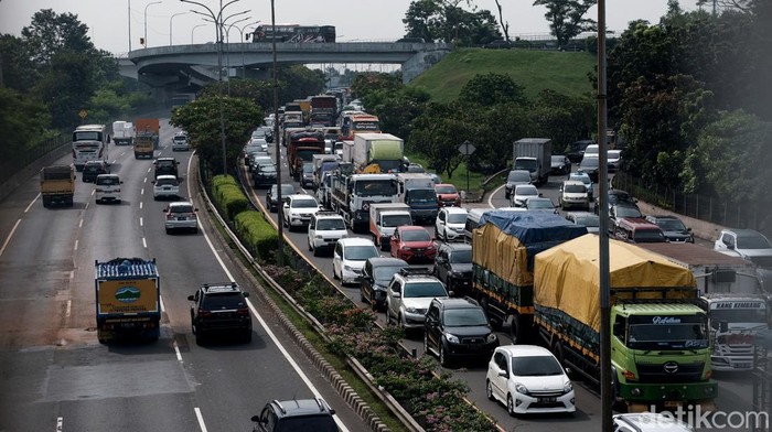 Padat Banget! Tol JORR Arah Jakarta Macet, Begini Penampakannya Arus lalu lintas di Tol JORR arah Jakarta macet pagi ini usai libur panjang. Kemacetan disebabkan karena volume kendaraan meningkat. Ini penampakannya.