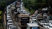 Tol Lingkar Luar Jakarta atau Tol JORR arah Jakarta terpantau macet dari JPO Kampung Rambutan, Jakarta Timur, Selasa (17/5/2022) pada pukul 10.00 WIB.