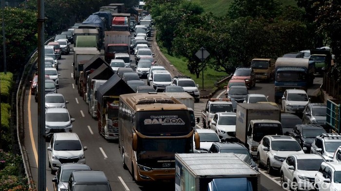 Padat Banget! Tol JORR Arah Jakarta Macet, Begini Penampakannya Arus lalu lintas di Tol JORR arah Jakarta macet pagi ini usai libur panjang. Kemacetan disebabkan karena volume kendaraan meningkat. Ini penampakannya.
