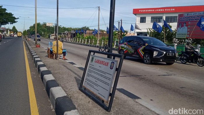 Papan larangan mengemis dan menggelandang di Terminal Penggung Klaten copot, Selasa (17/5/2022).