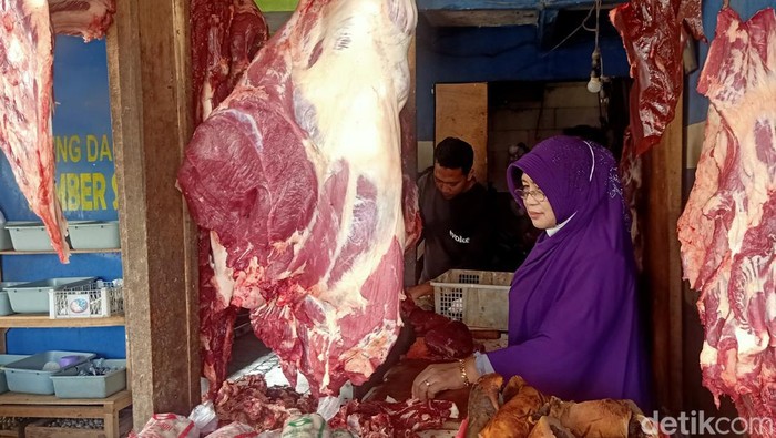 Pedagang daging sapi di pasar tradisional Banjarnegara, Selasa (17/5/2022).