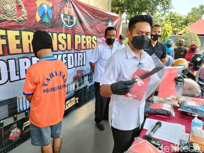 Pelaku saat dirilis di Polres Kediri
