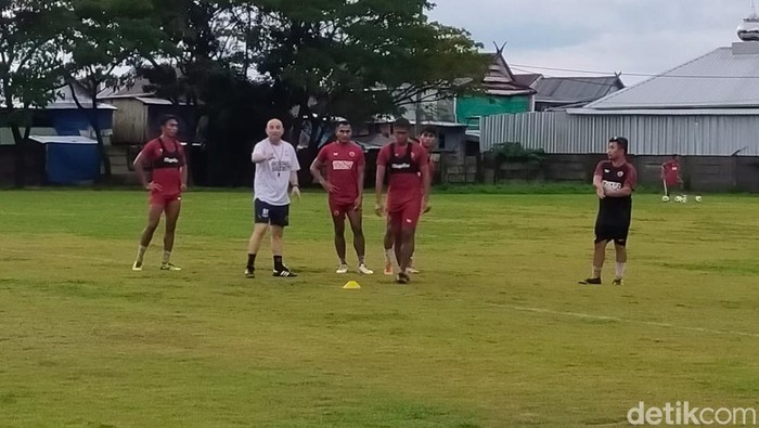 Pelatih PSM, Bernardo Tavares memimpin latihan.