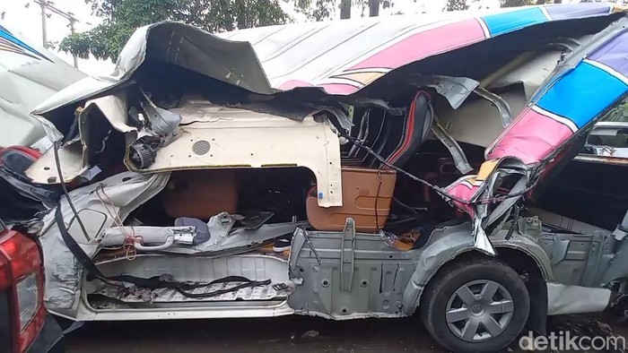 Penampakan mobil travel yang terlibat kecelakaan maut di Tol Cipularang