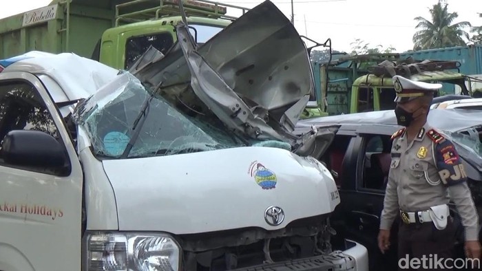 Penampakan mobil travel yang terlibat kecelakaan maut di Tol Cipularang