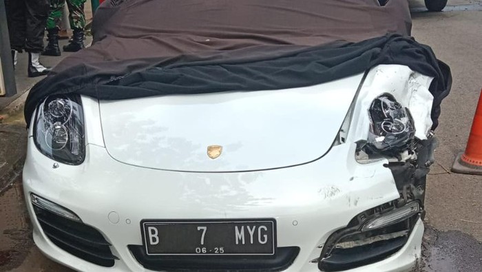 Penampakan Porsche dan Motor Ringsek Usai Tabrakan di Alam Sutera
