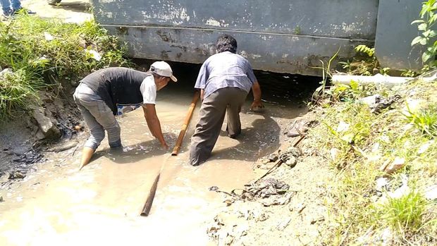 Warga dan relawan melakukan susur saluran irigasi untuk mencari balita yang hilang di Pemalang, Selasa (17/5/2022).