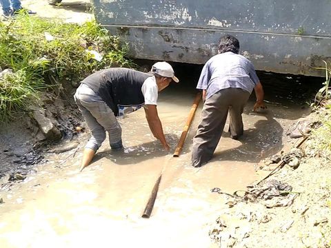 Warga dan relawan melakukan susur saluran irigasi untuk mencari balita yang hilang di Pemalang, Selasa (17/5/2022).
