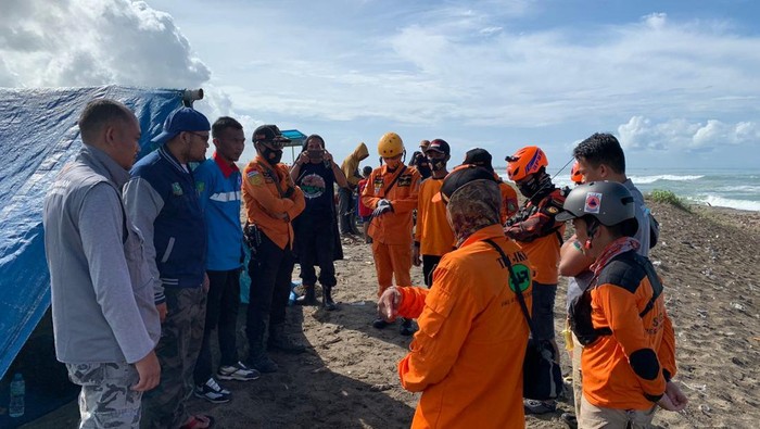 Pencarian bocah tenggelam di pantai Sukabumi.