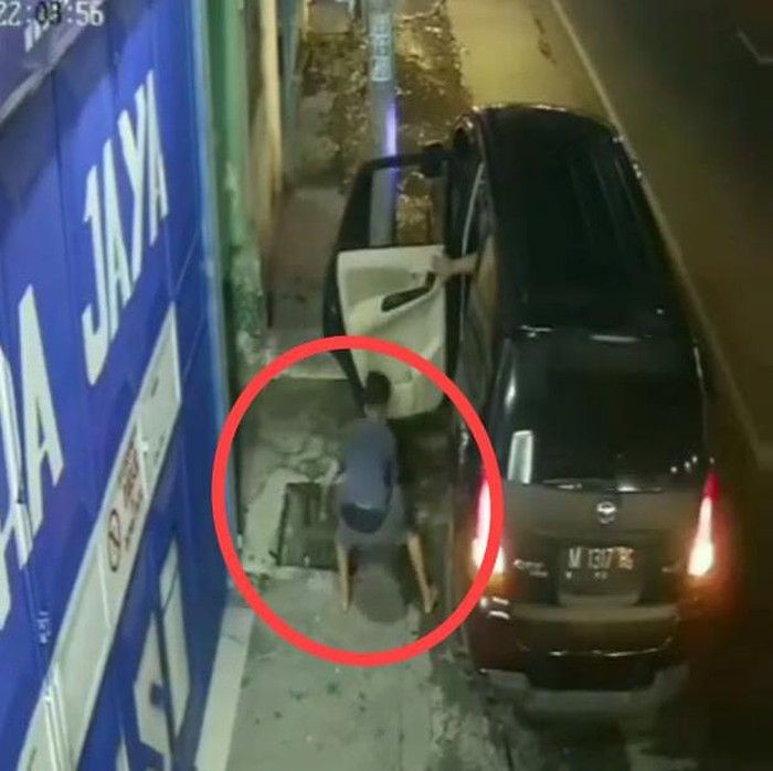 Pencurian penutup selokan di Malang