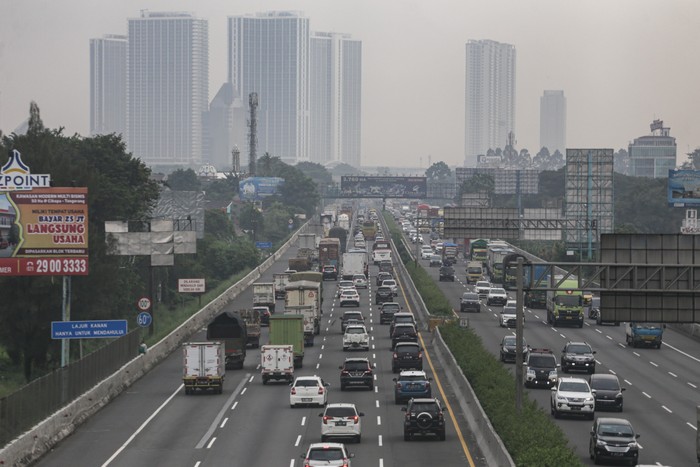 Sejumlah kendaraan melintas di ruas Tol Jakarta-Tangerang, Kota Tangerang, Banten, Selasa (17/5/2022). PT Jasa Marga (Persero) Tbk membukukan perolehan laba bersih pada kuartal pertama tahun 2022 senilai Rp392,8 miliar atau mengalami kenaikan sebesar 142,7 persen dibanding periode yang sama pada tahun sebelumnya yakni Rp231 miliar. ANTARA FOTO/Fauzan/rwa.