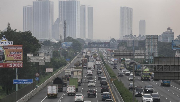 Sejumlah kendaraan melintas di ruas Tol Jakarta-Tangerang, Kota Tangerang, Banten, Selasa (17/5/2022). PT Jasa Marga (Persero) Tbk membukukan perolehan laba bersih pada kuartal pertama tahun 2022 senilai Rp392,8 miliar atau mengalami kenaikan sebesar 142,7 persen dibanding periode yang sama pada tahun sebelumnya yakni Rp231 miliar. ANTARA FOTO/Fauzan/rwa.