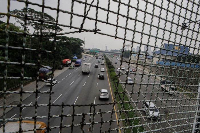 Sejumlah kendaraan melintas di ruas Tol Jakarta-Tangerang, Kota Tangerang, Banten, Selasa (17/5/2022). PT Jasa Marga (Persero) Tbk membukukan perolehan laba bersih pada kuartal pertama tahun 2022 senilai Rp392,8 miliar atau mengalami kenaikan sebesar 142,7 persen dibanding periode yang sama pada tahun sebelumnya yakni Rp231 miliar. ANTARA FOTO/Fauzan/rwa.