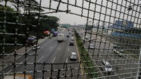 Sejumlah kendaraan melintas di ruas Tol Jakarta-Tangerang, Kota Tangerang, Banten, Selasa (17/5/2022).