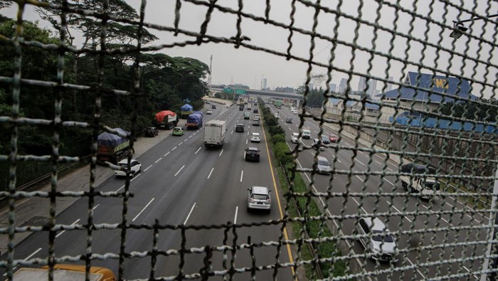 PENDAPATAN JASA MARGA PADA KUARTAL I 2022 Sejumlah kendaraan melintas di ruas Tol Jakarta-Tangerang, Kota Tangerang, Banten, Selasa (17/5/2022). PT Jasa Marga (Persero) Tbk membukukan perolehan laba bersih pada kuartal pertama tahun 2022 senilai Rp392,8 miliar atau mengalami kenaikan sebesar 142,7 persen dibanding periode yang sama pada tahun sebelumnya yakni Rp231 miliar. ANTARA FOTO/Fauzan/rwa.