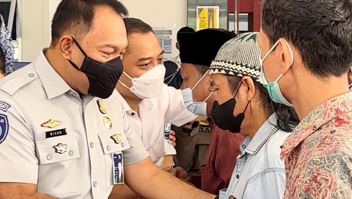Penyerahan santunan dari Jasa Raharja kepada ahli waris korban kecelakaan Tol Mojokerto (dok. Jasa Raharja)