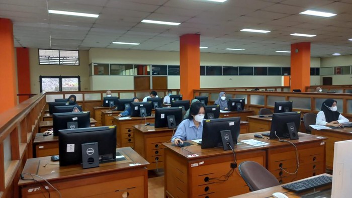 Peserta Ujian Tulis Berbasis Komputer (UTBK) jalur Seleksi Bersama Masuk Perguruan Tinggi (SBMPTN) 2022 Universitas Pendidikan Indonesia (UPI).