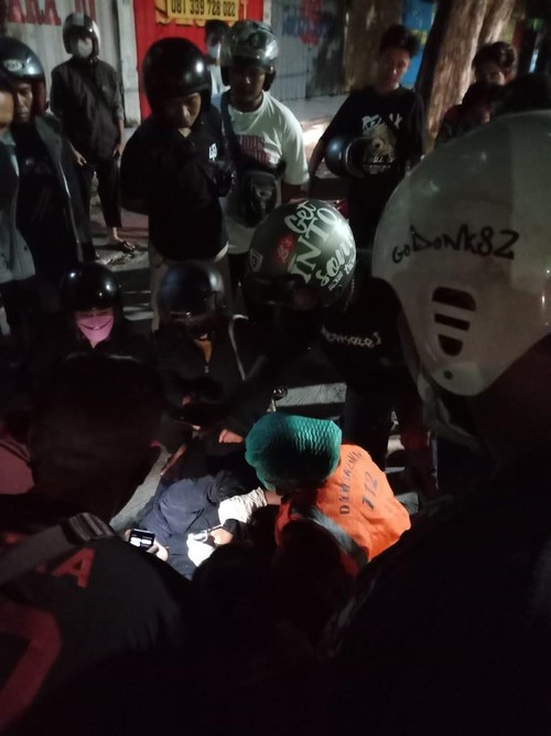 Petugas saat mengevakuasi korban usai ditemukan terkapar dengan kondisi babak belur di kawasan Taman Kota Lumintang, Denpasar Utara