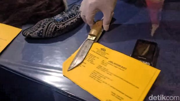 Pisau yang digunakan Aden untuk membunuh Eneng Kulsum