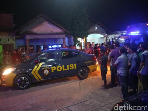 Polisi melakukan patroli di wilayah Kecamatan Nalumsari, Senin (16/5/2022) malam.