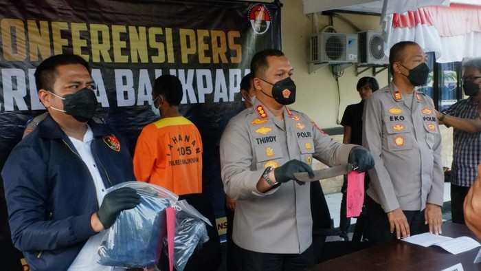 Polisi saat melakukan konferensi pers terkait kasus pembunuhan di Balikpapan.