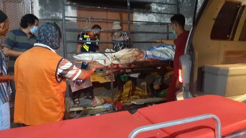 Polsek Cakranegara evakuasi gelandangan yang diduga alami diabetes dalam kondisi lemas di Kelurahan Cakranegara Mataram.