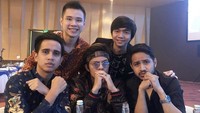 Tahun 2018, Jess No Limit menikmati gala dinner bersama Atta Halilintar hingga Jovial dan Andovi Da Lopez. New Mobile Legends team? WINNER MSC? tulisnya di keterangan foto.
