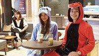 Mampir ke coffee shop, Jess No Limit dan Jessica Jane pilih pakai kostum tak biasa. Mereka percaya diri menikmati minuman dengan pakai kostum hewan!