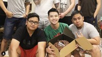 Dapat kue ulang tahun rasa cokelat dari orang-orang terdekat, Jess No Limit tampak sangat bahagia. Ia bersyukur ada banyak orang yang memberi doa terbaik pada hari kelahirannya.