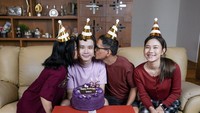 Perayaan ulang tahun Jess No Limit begitu hangat. Oleh Jessica Jane dan kedua orang tuanya, ia diberi kado hingga kue ungu dengan topping macarons. Foto: Instagram jessicajane99