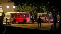 Dilansir Reuters, Selasa (17/5/2022), Wakil Menteri Pertahanan Ukraina mengatakan 53 tentara yang terluka dari pabrik baja Azovstal dibawa ke sebuah rumah sakit di kota Novoazovsk yang dikuasai Rusia, sekitar 32 kilometer ke timur.