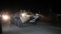 Proses evakuasi puluhan pasukan Ukraina dari pabrik baja Azovstal menuju kota Novoazovsk itu tampak dikawal oleh konvoi pasukan pro-Rusia.