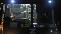 Diketahui, ada lima bus yang membawa pasukan dari Azovstal tiba di Novoazovsk pada Senin (16/5) malam. Beberapa tentara yang dievakuasi terluka dan dibawa keluar dari bus dengan tandu. Sekitar 600 tentara diyakini berada di dalam pabrik baja tersebut.