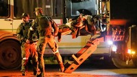 Untuk diketahui, evakuasi ini terjadi beberapa jam setelah Rusia mengatakan setuju untuk mengevakuasi tentara Ukraina yang terluka ke fasilitas medis di Novoazovsk.